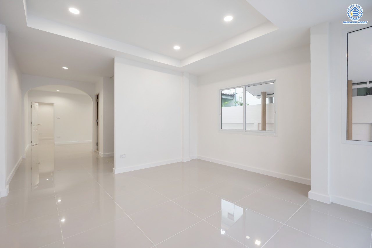 บ้านมือสองตกแต่งใหม่ หลักสี่แลนด์ ดอนเมือง บ้านแฝดหลังใหญ่ เนื้อที่ 35 ตร.ว. ฟังก์ชัน 3 ห้องนอน 2 ห้องน้ำจอดรถได้ 1 คัน บนทำเลดีที่สุด ใกล้สนามบินดอนเมือง ทางด่วน "ศรีสมาน" และรถไฟฟ้าสายสีแดง "สถานีการเคหะ"...